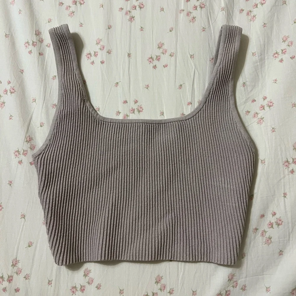 Aritzia Sculpted Cropped Tank - Picture 2 of 4